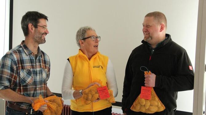 Kartoffelexperten (von links) Wendelin Heilig, Margaretha Glück und Felix Klausmann.  GEA-FOTO: GEIGER