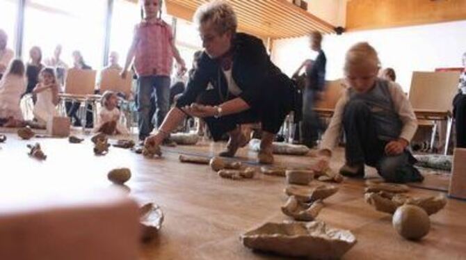 Tonen zu Musik bei der Ausstellung auf der Haid. 
FOTO: BEDU