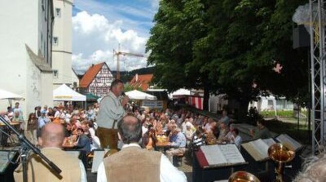 Feste Festen an der Feste: Bier und &raquo;Föhrenberger Blasmusik&laquo; am Schloss.
FOTO: PFISTERER