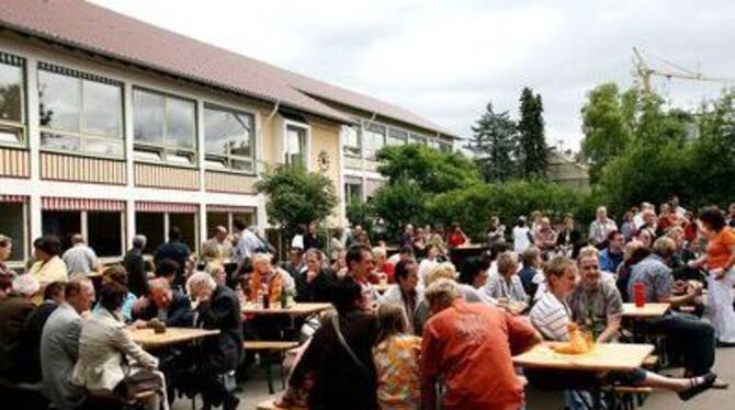 Hock vor der neuen Schulkulisse im Schillerschul-Hof.  FOTO: LEK