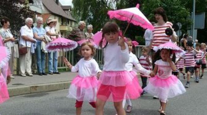 Mit Schirm und Charme: Kinder beim Umzug durch Neuhausen. 
FOTO: SANDER