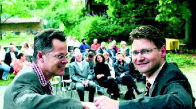 GEA-Chefredakteur Christoph Irion (rechts) und Rainer Kurze, Vorsitzender des Naturtheaters, servierten gestern Abend literarisc