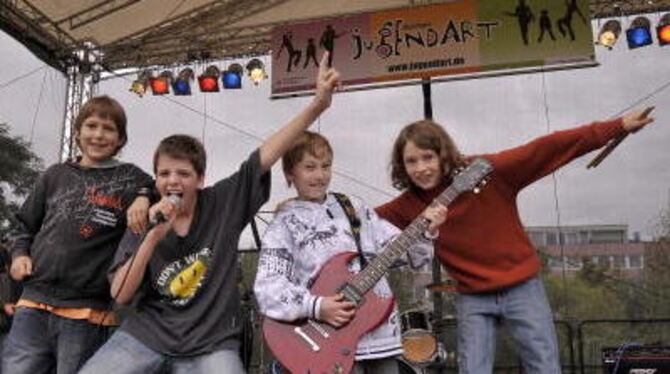 Die vier Jungs von &raquo;Grüß Dich&laquo; nach ihrem Auftritt: Christian, Joschka, Paul und David (von links). FOTO: NIETHAMMER