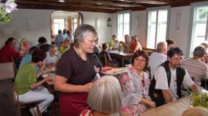 Gabriele Beinert vom Förderverein des Bürger- und Kulturhauses bedient Gäste im historischen Hirschensaal.  
FOTO: PETRAT