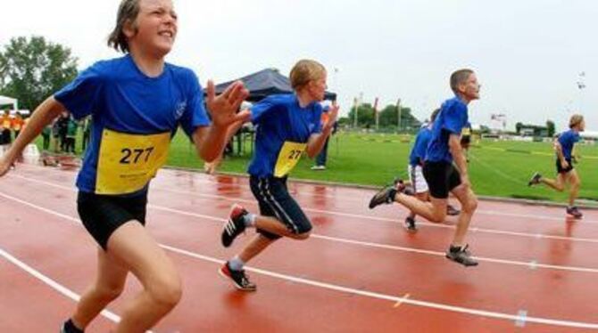 Das Gute am Regen: Die jungen Athleten gerieten zwar ins Schwitzen, hatten aber die Abkühlung inklusive.  
FOTOS: REISNER