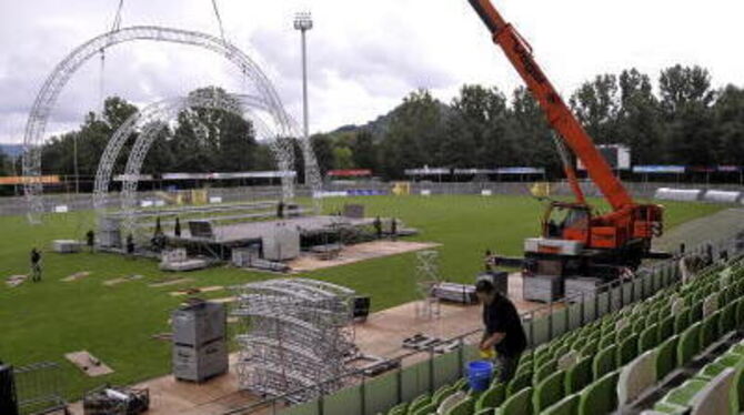 Der Aufbau für die &raquo;Classic Night&laquo; im Kreuzeiche-Stadion hat gestern begonnen: Rasenschonend wurden auch gestern die