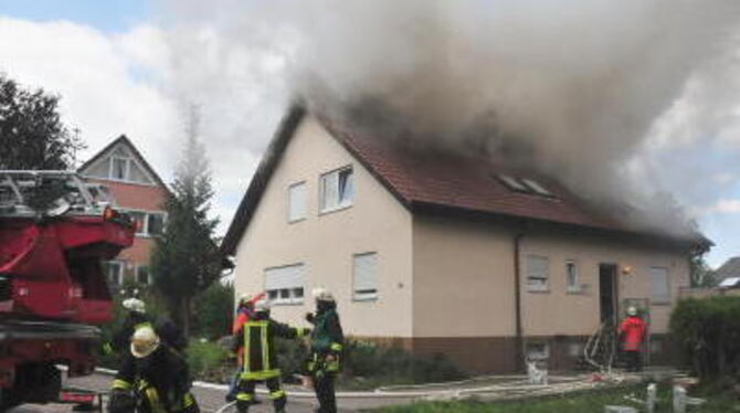 Großeinsatz für die Feuerwehren der Gesamtstadt Mössingen bei der Bekämpfung eines Wohnhausbrandes in Belsen.  GEA-FOTO: MEYER