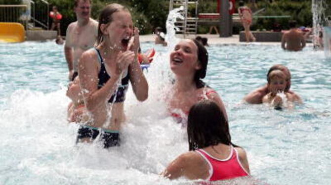 Der Wasser-Freizeitpark des Dettinger Freibads: Da lässt sich gut Kind sein. FOTO: HOLDER