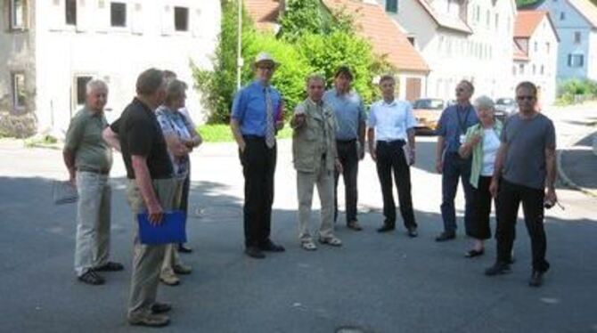 Blick nach vorne: Honaus Ortsvorsteher, Walter Saur (mit ausgestrecktem Arm), zeigt dem Bewertungsgremium, was sich in nächster