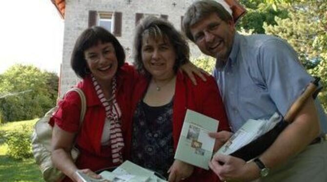 Haben ein Faible für Belsener Rezepte (von links): Gabriele Herbst, Erna Haap und Pfarrer Martin Brändl.  
GEA-FOTO: JIRASEK