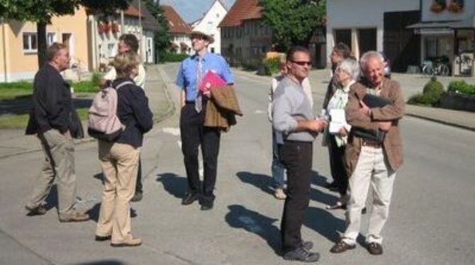 Hat der Münsinger Teilort Bremelau Zukunft? Eine Bewertungskommission hat sich gestern im Dorf umgeschaut. 
GEA-FOTO: RABE