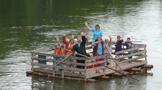 Zu Lande und zu Wasser kann nicht jeder feiern - in Neckartenzlingen ist beides möglich. Eine gemütliche Floßfahrt auf dem Necka