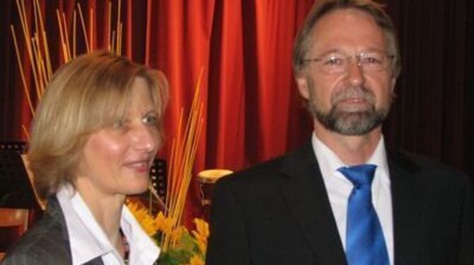 Staffelübergabe: Barbara Teufel-Krischke (links) wird neue Rektorin im Neckartenzlinger Gymnasium, ihr Vorgänger Helmut Kopecki