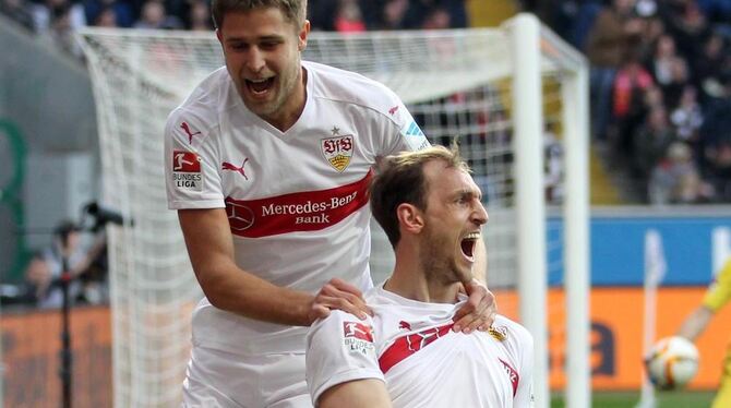 Auf der Erfolgswelle: Der VfB Stuttgart (im Bild Artem Kravets, links und Georg Niedermeier) wollen auch nach dem Spiel auf Scha