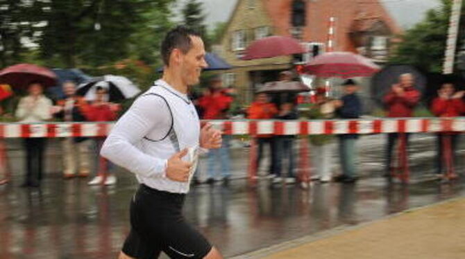 Die Freude eines Siegers: Jeder, der beim ersten Ermstalmarathon das Ziel erreichte, ist ein Gewinner. FOTOS: TRINKHAUS