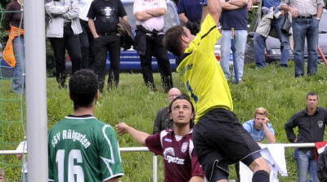 Feriz Meha (Mitte) traf drei Mal, hier war aber Jens Hailfinger schneller. FOTO: NIETHAMMER