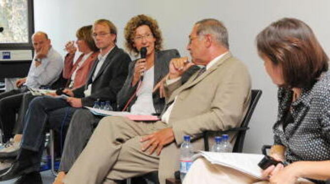 Bettina Jehne (mit Mikrofon) und Ulrich Janssen (links daneben) moderierten das Podium mit, von links, Winfried Hermann (Grüne),