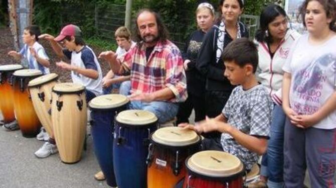 Trommeln für eine gute Sache: Die Trommelgruppe der Wilhelmschule mit ihrem Leiter Martin Bürck (Mitte) ist Teil des Projekts &r