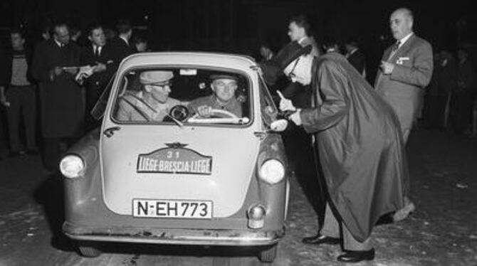 Die &raquo;Knutschkugel&laquo;, die BMW-Isetta, vor 50 Jahren an einem Kontrollposten.  
FOTO: PR