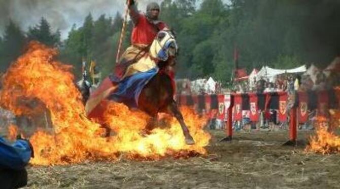 Sie scheuen weder Kampf noch Feuer: Am Wochenende wird mittelalterliches Ritterleben im Großen Lautertal wieder lebendig.  FOTO: