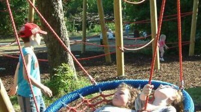 Jeder, wie er will: Kinder weihen den Abenteuerspielplatz ein. FOTO: KAB