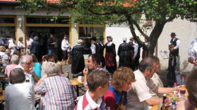 Frühschoppen nach dem Gottesdienst am Genkinger Gemeindehaus: Eine gute Gelegenheit sich miteinander wohlzufühlen. GEA-FOTO: SCH