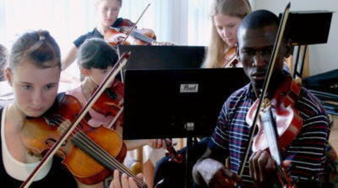 Verständnis nach Noten klappt beim Seminar Musik und Sprache seit Jahren bestens, diesmal mit namibischen Schülern. FOTO: MAR