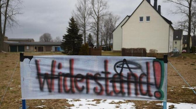 Ein Schild mit der Aufschrift »Widerstand« steht in Clausnitz, einem Ortsteil von Rechenberg-Bienenmühle in Sachsen. Foto: He