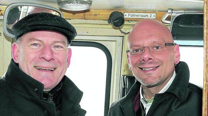 Der Verkehrsminister im Lokführerstand: Winfried Hermann (links) auf Fahrt mit Alb-Bahn-Chef Bernd Weckler. FOTO: SCHRADE