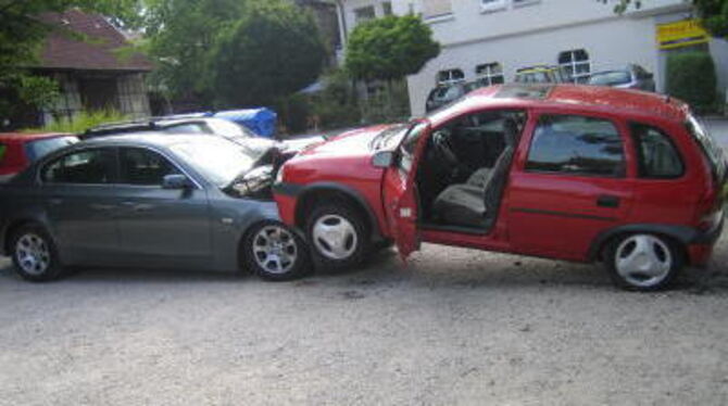 Bei der unfreiwilligen Landung auf der Motorhaube eines BMW wurde die Fahrerin des Corsa glücklicherweise nicht verletzt. FOTO: