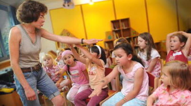 Mit Händen und Füßen geht's bei der »Story Time« zur Sache: Unterstützt von fetzigen Kinderliedern lernen Jungs und Mädchen ab v