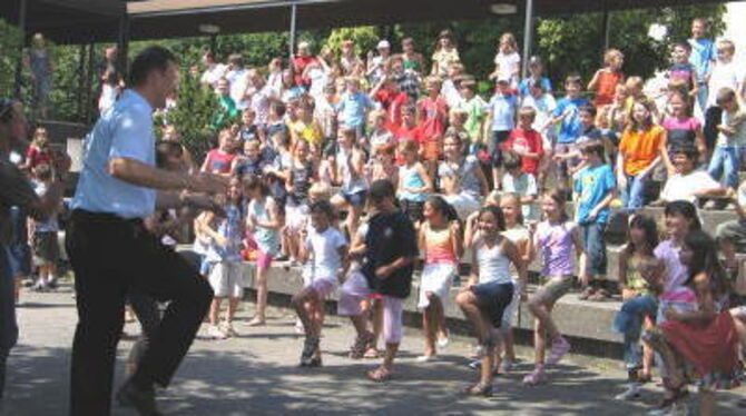 Bürgermeister Alexander Schweizer als Vorturner: Und hier - an der Achalmschule - hüpft auch alles auf sein Zeichen. GEA-FOTO: B