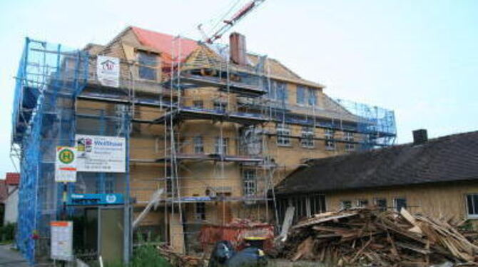 Die Grundschule in Altenriet wird von Grund auf saniert. Außerdem werden zwei moderne Dachgeschosswohnungen eingebaut.  FOTO: NI