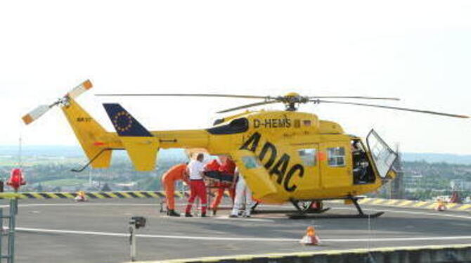 In wenigen Minuten hat der Hubschrauber den kleinen Patienten von der Alb nach Reutlingen gebracht. GEA-FOTO: ZENKE