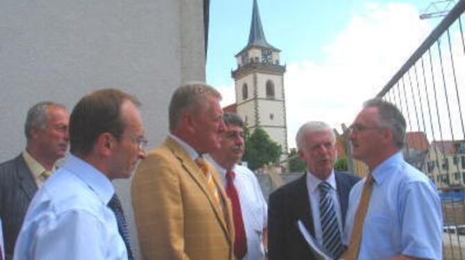 Wirtschaftsminister Ernst Pfister (dritter von links) informierte sich in Metzingen über Projekte der Stadtsanierung, hier im Ge