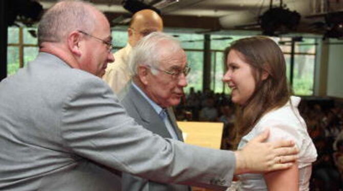 Michael Vogelbacher (links) und Albert Schuler beglückwünschen Friederike Zenker zum Hauptpreis, einem mehrwöchigen College-Kurs