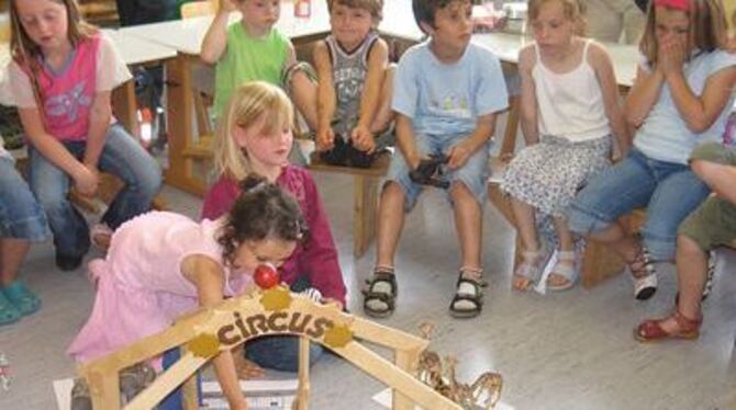 Spielerisch lernen steht im Mittelpunkt beim gemeinsamen Unterricht von Kindergartenkindern und Grundschülern.
GEA-FOTO: LENSCHO