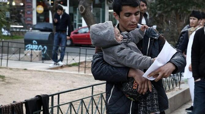 Gestrandet in Athen: Afghanische Migranten kommen nicht mehr über die mazedonische Grenze. Foto: Simela Pantzartzi