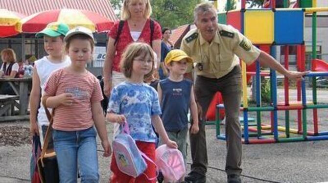 Bei Grün trotzdem zuerst links und rechts schauen, dann los, impft Harry Zilz den Kindern beim Abschlussfest ein.
GEA-FOTO: GEIG