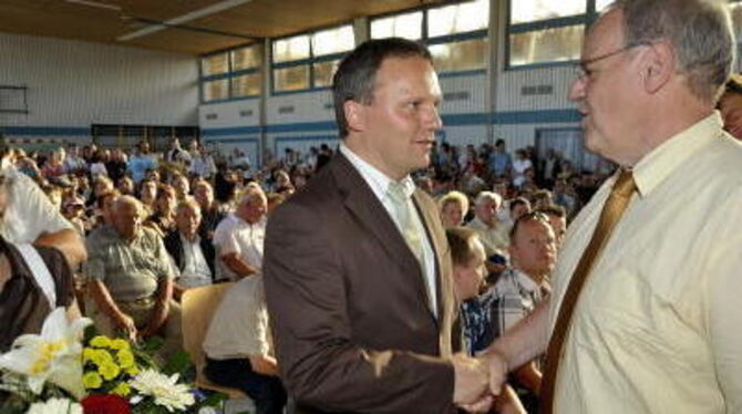 Händedruck für den Sieger der Bürgermeisterwahl in Pfronstetten: Rudolf Beck (rechts) gratuliert Reinhold Teufel, der ihn mit fa