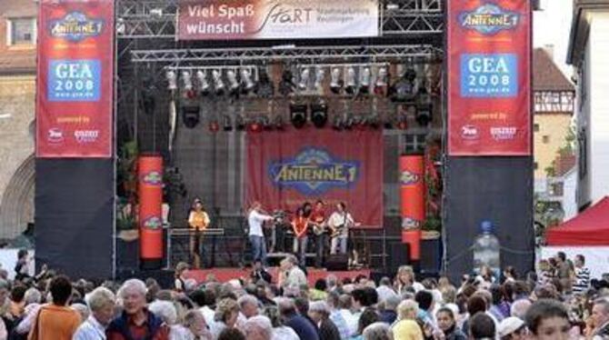 Auf dem Marktplatz sorgte die Hit-Radio-Antenne1-Band für Stimmung. GEA-FOTO: NIETHAMMER