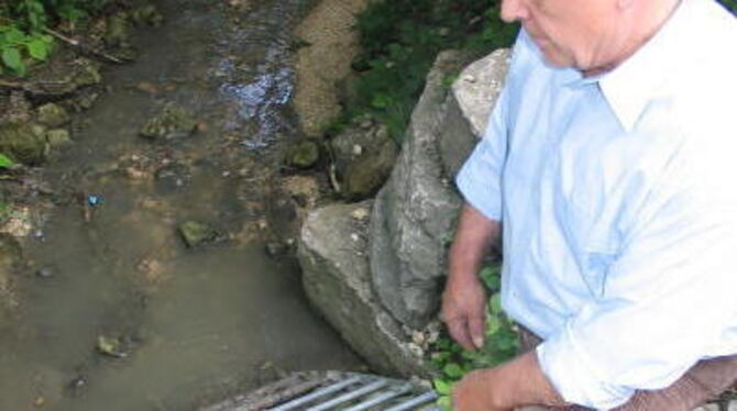 Emil Preusch vor dem Ablauf des Regenüberlaufbeckens. GEA-FOTO: US