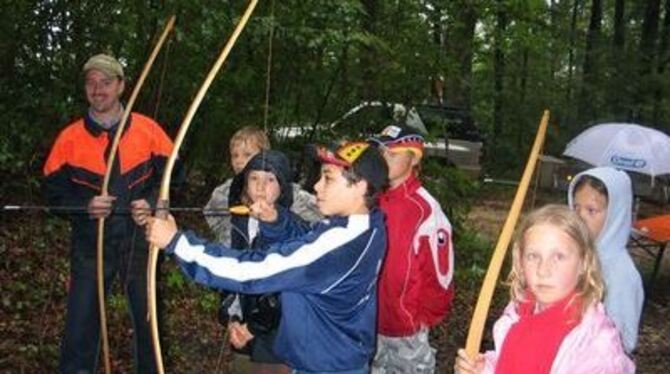 Die &raquo;Rehe&laquo; beim Bogenschießen: Jede Schülergruppe der Lonsinger Grundschule hatte sich einen Tiernamen für die Waldo