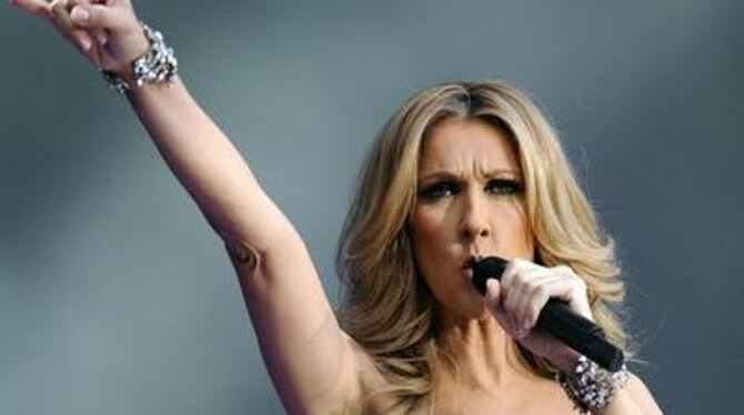 Der gestreckte Arm ist eine ihrer typischen Gesten: Celine Dion beim Tournee-Auftakt in Paris.
FOTO: DPA