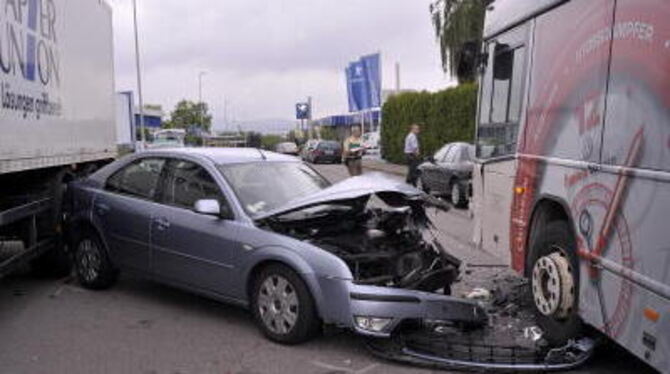 Glimpflich ist dieser Zusammenstoß zwischen Auto und Linienbus ausgegangen. FOTO: NIETHAMMER