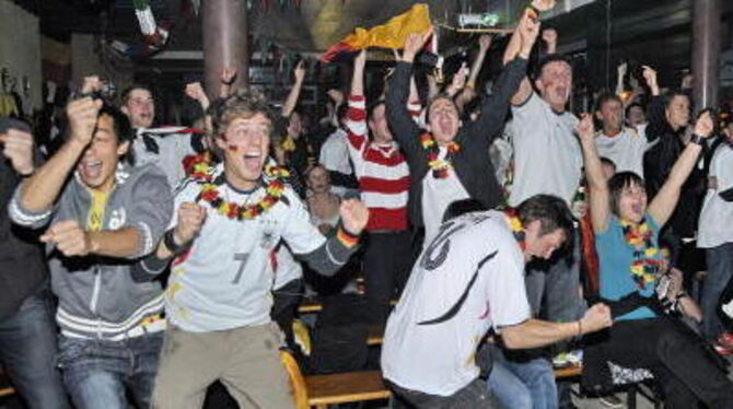 Jubel beim Public-Viewing im Mescalitos: Ballack hat das entscheidende Tor geschossen.  FOTO. NIETHAMMER