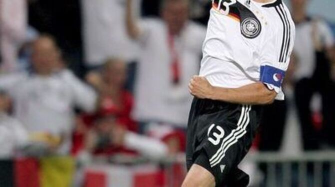 Freudensprung: Torschütze Michael Ballack nach seinem Treffer zum 1:0.
FOTO: DPA