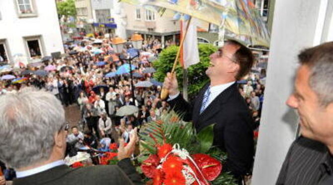 Markus Ewald auf dem Balkon des Rathauses Weingarten nach der Bekanntgabe des Wahlergebnisses durch Noch-Oberbürgermeister Gerd