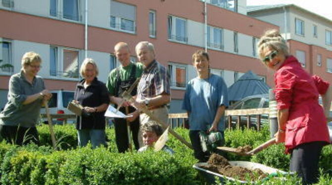 Sie packten kräftig zu und hoffen auf mehr Unterstützung: der erweiterte Vorstand des Gesundheitsforums beim Bau der Sturzpräven