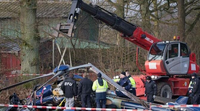 Genauere Erkenntnisse erhoffen sich die Ermittler von dem inzwischen geborgenen Flugschreiber. Das Wrack wird zur Bundespoliz